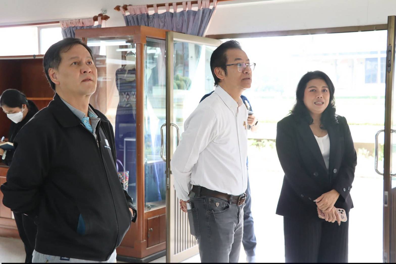 title - ผู้อำนวยการศูนย์ส่งเสริมและพัฒนาอาชีพเสริมนอกภาคการเกษตร ให้การต้อนรับคณะเจ้าหน้าที่กระทรวงทรัพยากรธรรมชาติและสิ่งแวดล้อม เยี่ยมชมสถานที่ ศพส. และแผนกฝึกอบรมทั้ง 12 แผนก